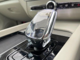 【オレフォス社製クリスタル・シフトノブ】高い存在感を放つクリスタルのシフトノブはボルボPHEV車のみに装備される特別なアイテム。スウェーデン南部のクリスタルガラスメーカー、オレフォス社による製造。