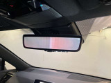 多人数乗車時やお荷物が多いときでも後方視界を確保できる、デジタルインナーミラーが装着されています。