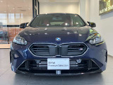 【BMWの伝統-1】BMWの特徴的な&ldquo;キドニーグリル&rdquo;は、80年以上続く伝統の形でございます。変わらないこだわりのデザインが、プレミアムブランド&ldquo;BMW&rdquo;を創り出します。