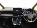 シンプルながら機能性あふれる運転席廻りです。視界性もよく、運転しやすいですよ。
