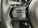 ステアリングにオーディオ操作スイッチが付いています。オーディオ画面に直接タッチしなくても操作が出来ますので、運転に集中できます。