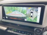 【パノラミックビューモニター】専用のカメラにより、上から見下ろしたような視点で360度クルマの周囲を確認することができます☆死角部分も確認しやすく、狭い場所での切り返しや駐車もスムーズに行えます。