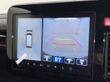 パノラミックビューモニターシステムが付いているので車の上から見た映像が確認できますよ。 一目で車両周辺の情報を確認できますが、直接安全をご確認下さい。