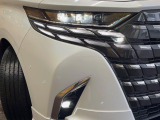 【シーケンシャルターンランプ付きLEDヘッドライト】人気の『流れるウィンカー』付きのLEDヘッドライトを装備♪高級感はもちろん、点灯時は存在感たっぷりで他車からも認識されやすく安心です。