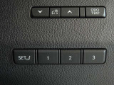 運転席には体格に合わせて最適なドライビングポジションをメモリーする機能があります。