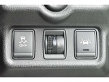 道路上の白(黄)線を認識し,走行中の車線からはみ出しそうになった時、メーター内の警告灯とブザーで注意喚起してくれる安心・安全機能です