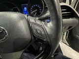 【ステアリングスイッチ】運転中に視線を前に向けたまま画面の操作できます。
