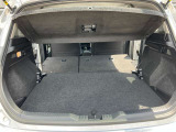 後席を全て倒して、荷物専用のスペースにした状態です。これなら長いものも積めますし、ご旅行や趣味に活用できますね。