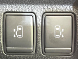 【両側パワースライドドア】スマートキーや運転席のスイッチで後席両側スライドドアの開閉が可能♪電動だから力を入れてドアを開ける必要が無く、小さなお子様でも簡単に開け閉めでき快適です♪