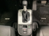 CVT車のセレクトレバーです。低速から高速まで、変速ショックのないスムーズな走りと、エンジン効率のよい領域を維持して燃費にも貢献します。サイドブレーキはスイッチ操作の電子制御パーキングブレーキです。