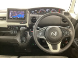 【ハンドル】運転にかかわる様々な操作を安全に行えるように視点移動が少なく操作性に配慮されたスイッチ類が凝縮されたコックピットです。