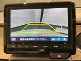 リバースギアに入れるだけで後方の表示へ切り替わります。夜間や雨の日の駐車も楽になりますよ。