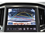 バックガイドモニター付き。車両後方の映像をナビ画面に表示し、駐車などの後退操作をサポートします。