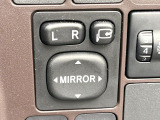 【電動格納ミラー】サイドミラーは電動格納式となっており、狭い駐車場でもキズがつくリスクを抑えられます。