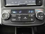 オートエアコンです。車内を設定温度に保ち、快適空間をキープします。