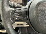ステアリングにオーディオ操作スイッチが付いています。オーディオ画面に直接タッチしなくても操作が出来ますので、運転に集中できます。