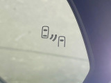 【ブラインドスポットモニター】走行中、ドアミラーの死角になりやすい箇所に後続車が接近するとサイドミラーのレンズに警告を表示!ドライバーに注意喚起をしてくれます。