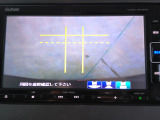 バックカメラの画像です。ガイドラインがスムースな車庫入れをサポートいたします。車庫入れの安心感がアップしますね。