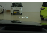 カラーヘッドアップディスプレイ付き。少ない視線移動で情報を確認できるので、運転の疲労軽減に繋がりますよ♪
