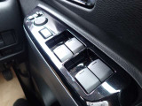 「ワンタッチで窓の開閉」パワーウィンドウですのでスイッチを押して頂くだけで窓の開閉が可能です♪