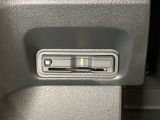 ハンドルの左下にETCがついています。高速道路の料金所の通過も楽々です。 カードの取り出しもしやすい場所についています。