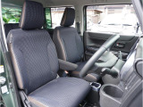 【清潔感のある運転席&助手席】隅々までクリーニングの行き届いた運転席&助手席。目立ったシミや汚れ等もございません。