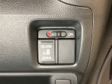 左側電動スライドドアは運転席からでも操作ができるように、ハンドル付近に開閉の操作スイッチが付いています。