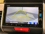 リバースギアに入れるだけで後方の表示へ切り替わります。夜間や雨の日の駐車も楽になりますよ。