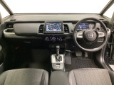 車内は光触媒抗菌消臭施工済です。インパネ周りはスタイリッシュなデザインで機能や装備も充実しています。グローブボックスやカップホルダーのほかにトレーなどたくさんの収納スペースが付いています。