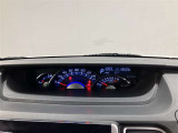 視認性に優れたメーターを採用しており、走行中でも車速や情報が分かりやすく表示されます。運転時の視線移動をむりのない範囲に抑え、快適で安心感のあるドライブをサポートします。