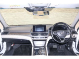 操作性に優れた運転席となります!小物入れや各ボタンの配置にこだわり、使いやすいです!座り心地もよく視認性も良好なのでロングドライブもお任せ下さい!