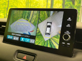 【マルチビューカメラシステム】専用のカメラにより、上から見下ろしたような視点で360度クルマの周囲を確認することができます☆死角部分も確認しやすく、狭い場所での切り返しや駐車もスムーズに行えます。