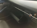 車検証なども収納できる大型のグローブボックスは、使い勝手もよく役立ちます!