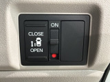 パワースライドドアが付いています。ワンタッチで簡単にお子様でも、お年寄りの方でも、開閉できますからとても便利です。キーレスや車内スイッチでも自動でドアの開閉ができます。
