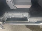 右側スライドドア足元の樹脂ステップおよびドア開口部周辺です。日常の乗降や荷物の搬入に伴う樹脂表面の擦れや、現在のコンディションをご確認ください。