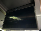 【13.2型有機ELフリップダウン】三列目からでも迫力のエンタメが観れる大画面フリップダウン。有機ELのモニターでは一般的なフリップダウンよりも高コントラストでキレイな映像を楽しめます。