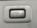 【パワーバックドア】スマートキーや運転席のボタンを押すだけでリアゲートが自動で開閉します!荷物を持っている時や、高い位置にあるバックドアを閉める際に便利な機能です♪