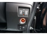 両側電動スライドドア付。通常のドアに比べて、車のボディーに対し平行に開閉し、開けてもスペースを取りません。出入り口が大きいドアはお子様のいるご家庭はもちろん、混んだ駐車場でも大活躍です!