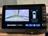 リバースギアに入れるだけで後方の表示へ切り替わります。夜間や雨の日の駐車も楽になりますよ。