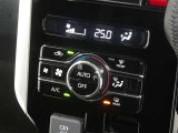 【オートエアコン】車内温度を感知して自動で温度調整をしてくれるのでいつでも快適な車内空間を創り上げます!どの席に座っても快適なドライブが楽しめます♪