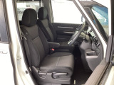 フロント広々、セパレートシートの運転席は、ハイトアジャスターが付いているので、快適にドライブができます。ハンドルはテレスコピック機能で、ハンドル位置を上・下・手前・奥に調節できます。