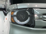 LEDヘッドライトは、点灯の瞬間から最大光量を発揮し、突然暗くなるトンネルなどでの安定感を高めます。