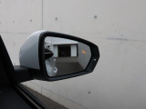アウディサイドアシスト『後方の死角を並走する車両を検知しドアミラーの内側のLEDが点灯。ドライバーに注意を促し事故を未然に防ぐシステムです。』