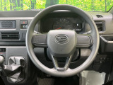 インテリアに合わせたデザインのステアリングは、運転される方のことも考え、運転しやすい形状、大きさです。是非一度、実際に触ってお確かめください。