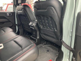 【リアシート】屋根までの高さがある車のため、大人の方でも圧迫感が少なく乗車出来ます。足元は広く取られているため、ゆったりとお乗り頂けます。