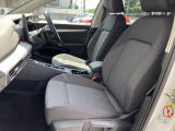 ドイツ車らしいかっちりとした座り心地でロングドライブの疲労を軽減します。衝突安全性を考え、リクライニングは無段階調整のダイヤル式を採用しています