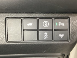 ハンドルの右側にHondaセンシング用のメインスイッチとパワーテールゲートスイッチがついています。パワーテールゲートスイッチは車内からでもテールゲートの開け閉めを電動でできます。