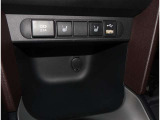 夜間走行でも安心のLEDへッッドライト搭載車です。とても明るく白い光で照らします。この装備も人気のアイテムですね