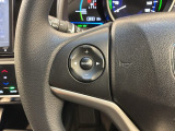 ステアリングにオーディオ操作スイッチが付いています。オーディオ画面に直接タッチしなくても操作が出来ますので、運転に集中できます。