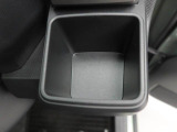 カップホルダーは運転席や助手席からちょうど手の届く位置です!!